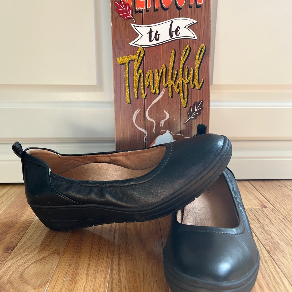 Vionic black shoes